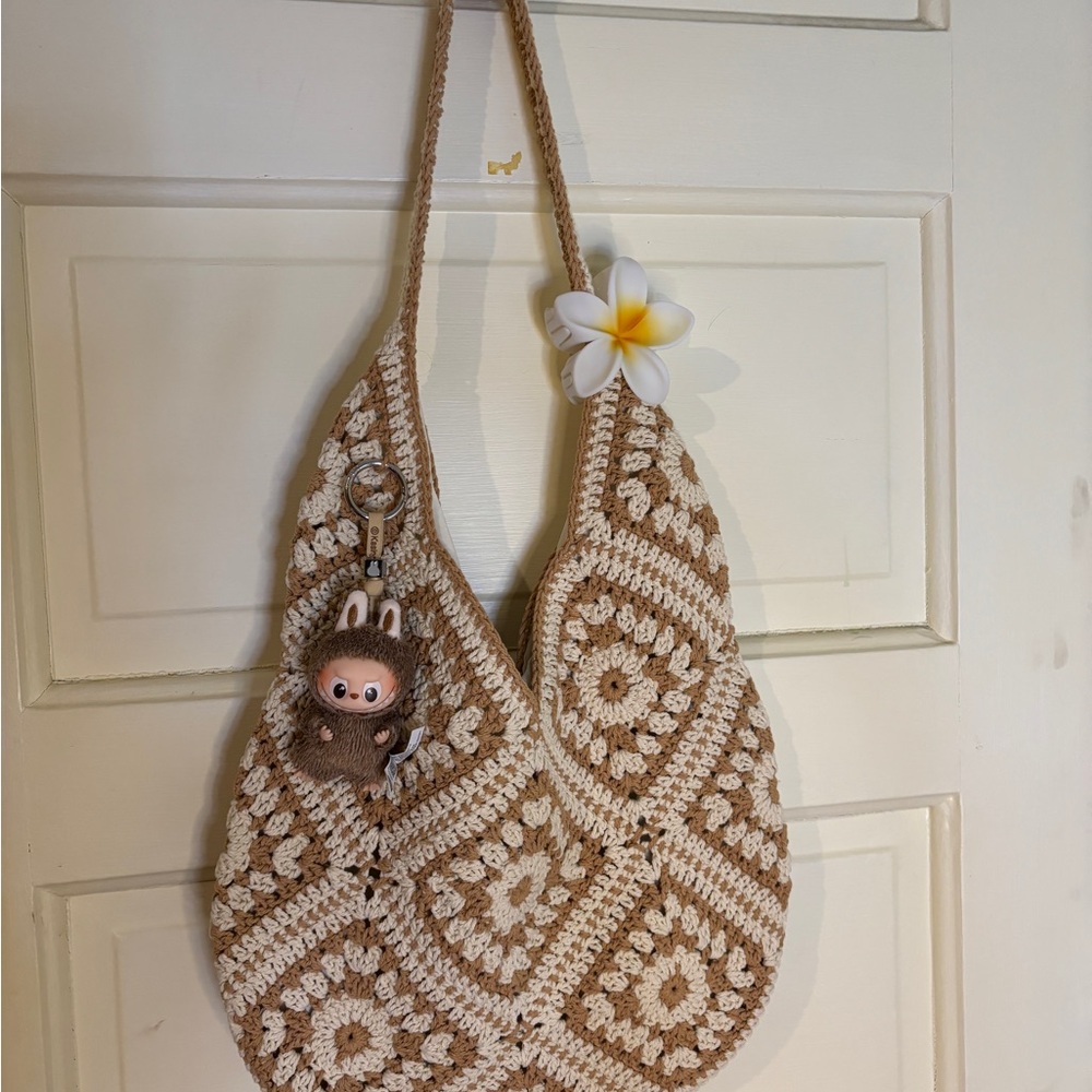 Crocheted Hobo Shoulder Bag color Tan/Cream Lined Trendy bag Cham not included - Picture 4 of 13